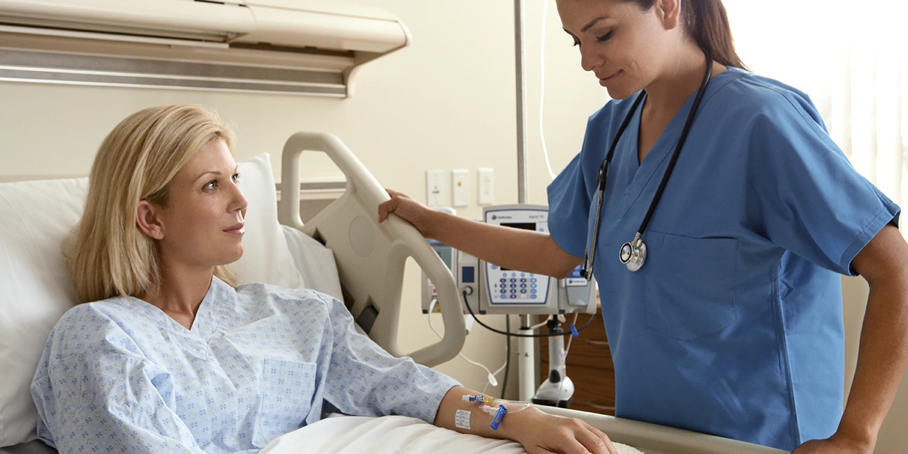 <h3>SELECCIONAR el dispositivo de acceso vascular adecuado</h3>
<p>El acceso vascular es un componente integral de muchos planes de cuidados de los pacientes.<sup>6&nbsp;</sup>Con el acceso vascular se puede mejorar espectacularmente el bienestar de los pacientes; no obstante, también presenta unos riesgos inherentes.<sup>6,7&nbsp;</sup>Para minimizarlos, es fundamental que los profesionales sanitarios (HCP) elijan el dispositivo de acceso vascular (VAD) más adecuado para el paciente y sus necesidades individuales.<sup>6,8</sup><br>
</p>
<ul>
<li>Catéteres periféricos intravenosos</li>
<li>Catéter de línea media</li>
<li>Catéteres centrales de inserción periférica (PICC)</li>
<li>Agujas de reservorio</li>
</ul>
<p>En BD, hemos desarrollado unas herramientas digitales para ayudar a los profesionales sanitarios (HCP) a seleccionar el dispositivo de acceso vascular óptimo en función de la terapia y del régimen farmacológico, pero también se deben tener en cuenta aspectos concretos del paciente como los antecedentes médicos, el estilo de vida y las comorbilidades.</p>
<p>Al digitalizar el proceso de selección de dispositivos, esperamos ofrecer una plataforma en la que los HCP interactúen para identificar no solo la opción de acceso vascular que resulte más idónea y óptima en términos clínicos, sino también la más apropiada para el paciente en cuestión.<sup>8</sup></p>
<p><b><a href="/content/bd-com/emea/es/es-es/products-and-solutions/solutions/vascular-access-management.html#contactus" target="_blank" rel="noopener noreferrer">Contacte con nosotros</a></b> y le guiaremos a través del proceso de identificación de las mejores soluciones para satisfacer las necesidades de acceso vascular de los pacientes.</p>
