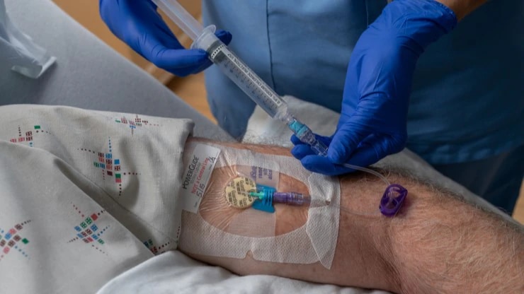<h3>MANTENGA el catéter</h3>
<p>Para prevenir las complicaciones relacionadas con los catéteres intravenosos, siga prácticas apropiadas y utilice dispositivos de acceso vascular adecuados que permitan tener cuidado de las líneas intravenosas y mantenerlas durante el tratamiento de cada paciente:</p>
<ul>
<li>Lavar con <a href="/content/bd-com/emea/es/es-es/products-and-solutions/products/product-brands/posiflush.html" target="_blank" rel="noopener noreferrer">jeringas precargadas con solución salina</a><sup>2</sup>*</li>
<li>Proteger la línea cuando no se utilice con <a href="/content/bd-com/emea/es/es-es/products-and-solutions/products/product-families/purehub.html" target="_blank" rel="noopener noreferrer">tapones desinfectantes impregnados en alcohol isopropílico al 70&nbsp;%</a><sup>2</sup>**</li>
</ul>
<p><sup>2*. Infusion Nurses Society. Infusion Therapy Standards of Practice. J Infus Nurs. 2021; 44(1S): S113.<br>
 2**. Infusion Nurses Society. Infusion Therapy Standards of Practice. J Infus Nurs. 2021; 44(1S): S115.</sup></p>
<p><a href="#contactus">Ayúdenos a identificar posibles áreas de mejora para mejorar la práctica clínica en el centro &gt;&gt;</a></p>
